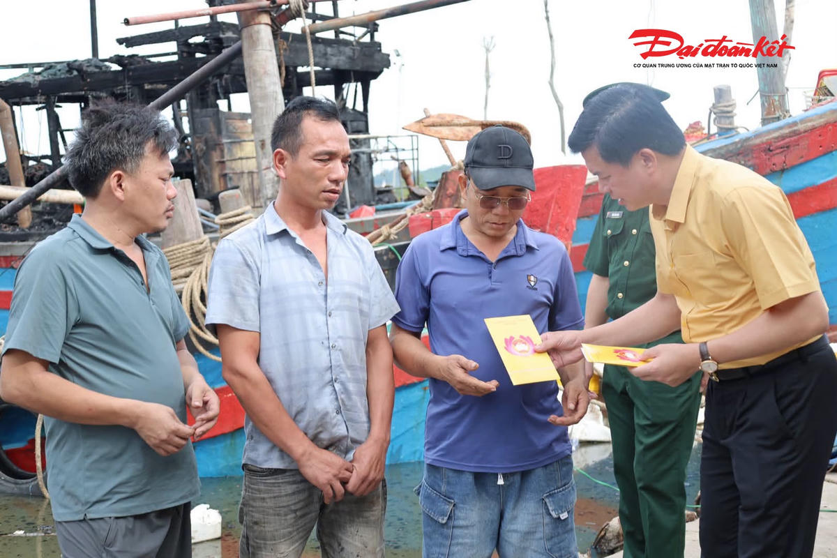 Trao hỗ trợ 45 triệu đồng cho các gia đình có tàu cá bị cháy ở Quỳnh Phú