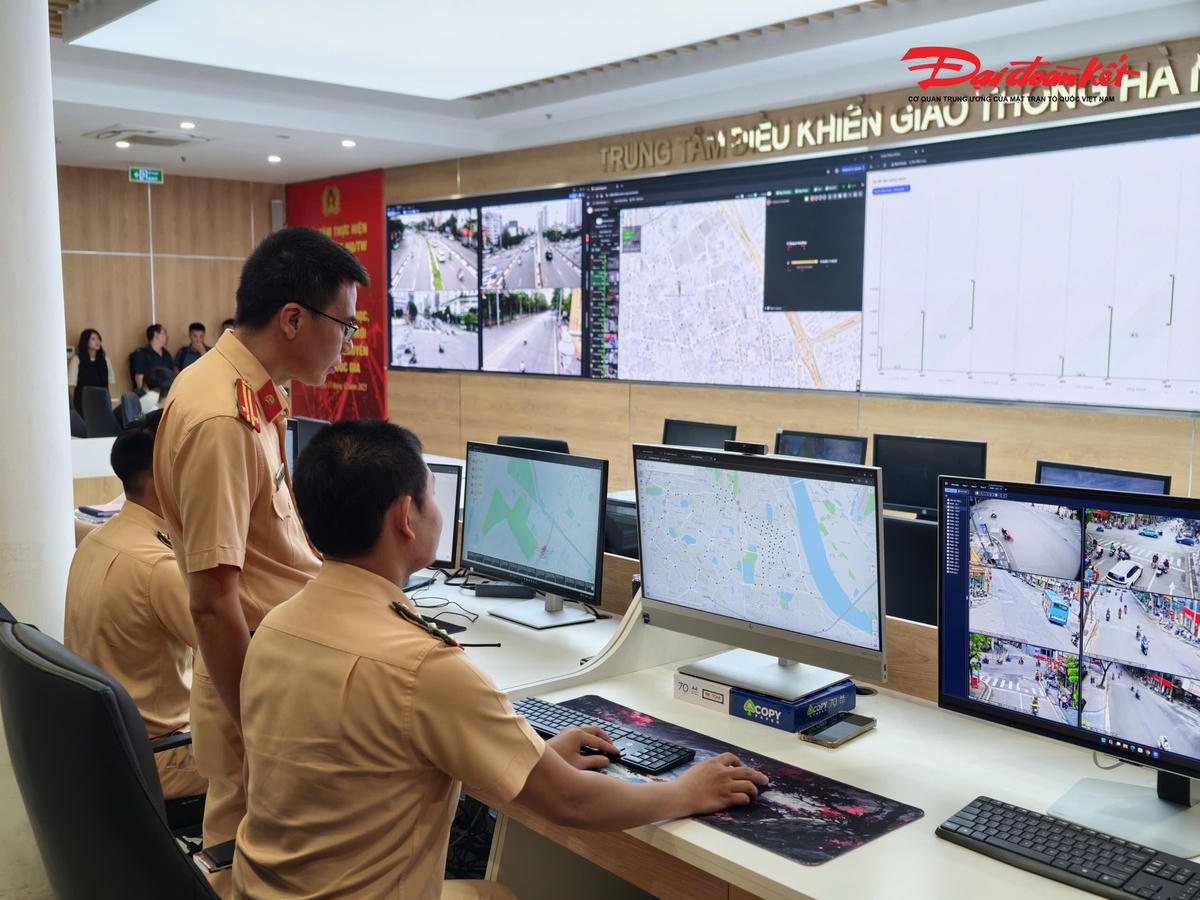 "Khi hoàn thành giai đoạn 2, tổng số camera AI kết nối về Trung tâm chỉ huy sẽ đạt gần 5.000, đáp ứng hơn 50% nhu cầu quản lý giao thông của thành phố", Phòng CSGT Hà Nội cho hay.
