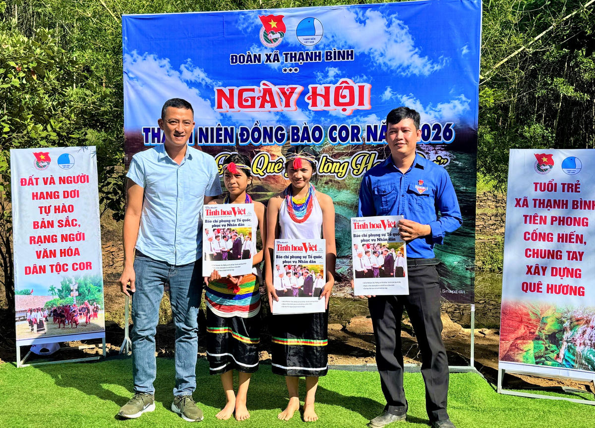 Văn phòng Báo Đại đoàn kết tại Miền Trung trao 400 tờ Tinh hoa Việt và Đại đoàn kết số ra 21/6 đến thanh niên người Cor ở xã Thạnh Bình. Ảnh: NT.