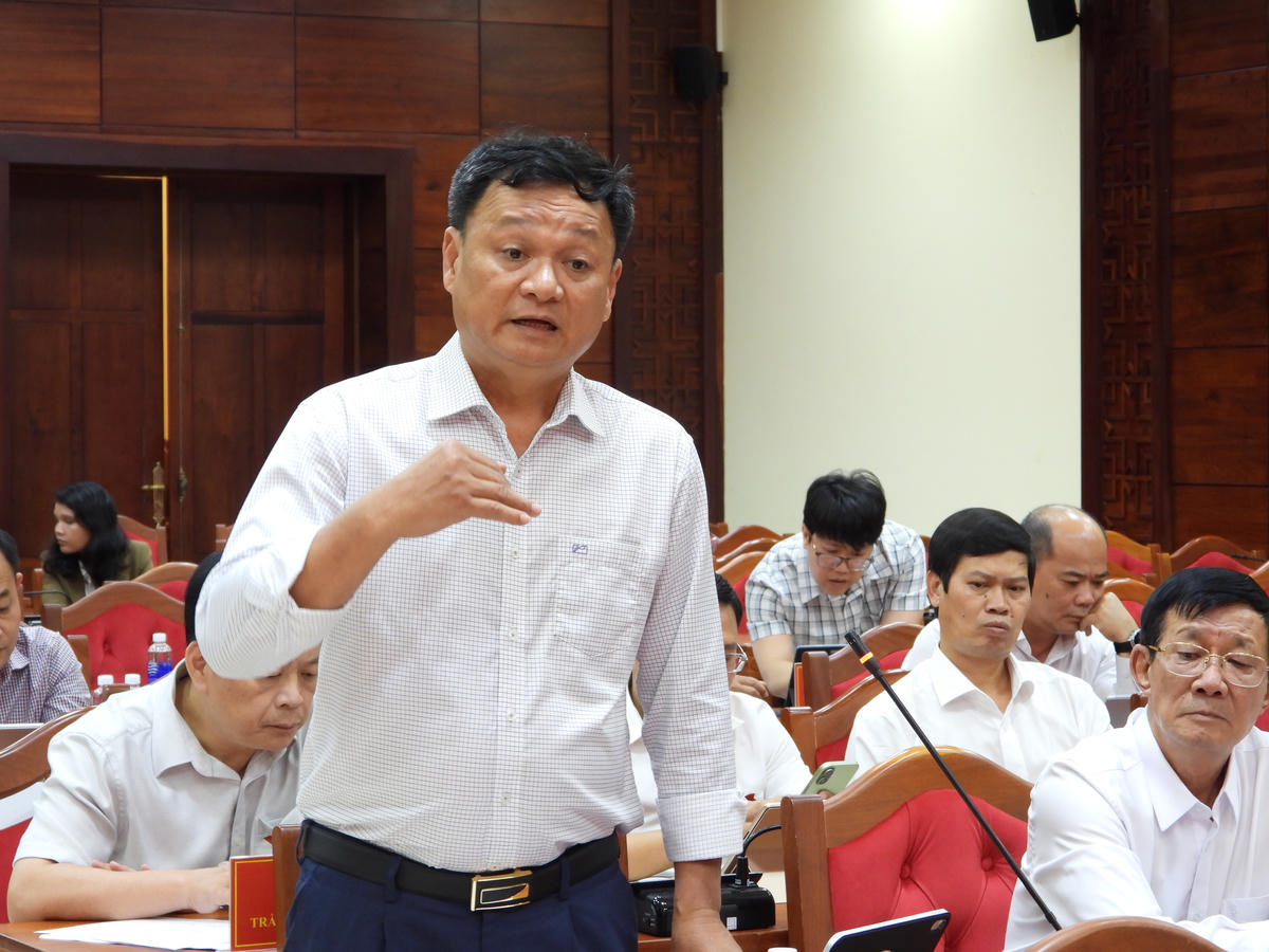 Đại biểu Vũ Văn Hưng, Bí thư Đảng ủy, Chủ tịch HĐND phường Tân Lập phát biểu. Ảnh: Thanh Nga.
