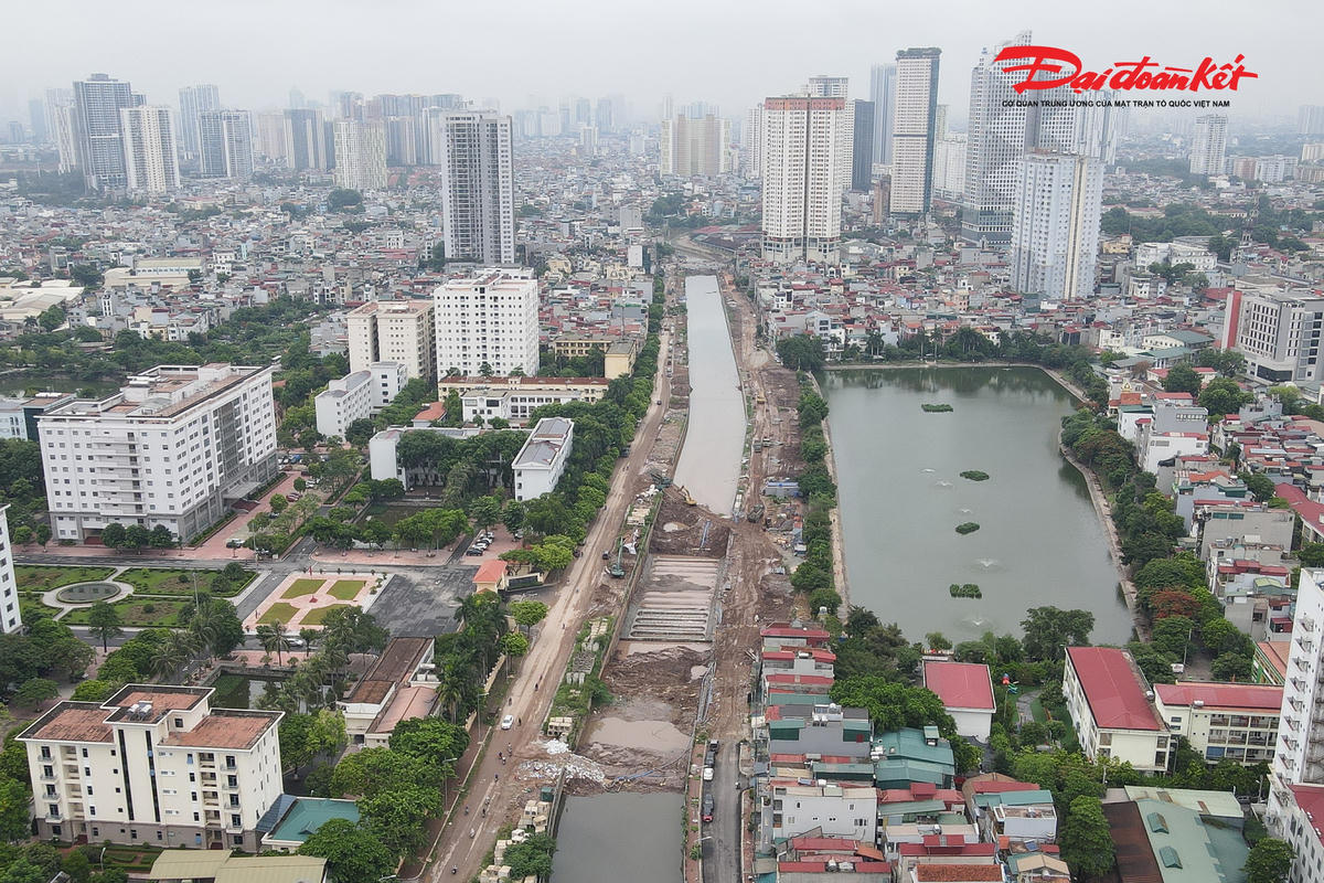 Những ngày qua, trên công trường kênh La Khê, không khí thi công diễn ra khẩn trương với nhiều mũi triển khai đồng thời. Các nhà thầu tăng cường máy móc, thiết bị và nhân lực để đẩy nhanh tiến độ các hạng mục còn lại, hướng tới mục tiêu hoàn thành những phần việc trọng điểm theo kế hoạch.