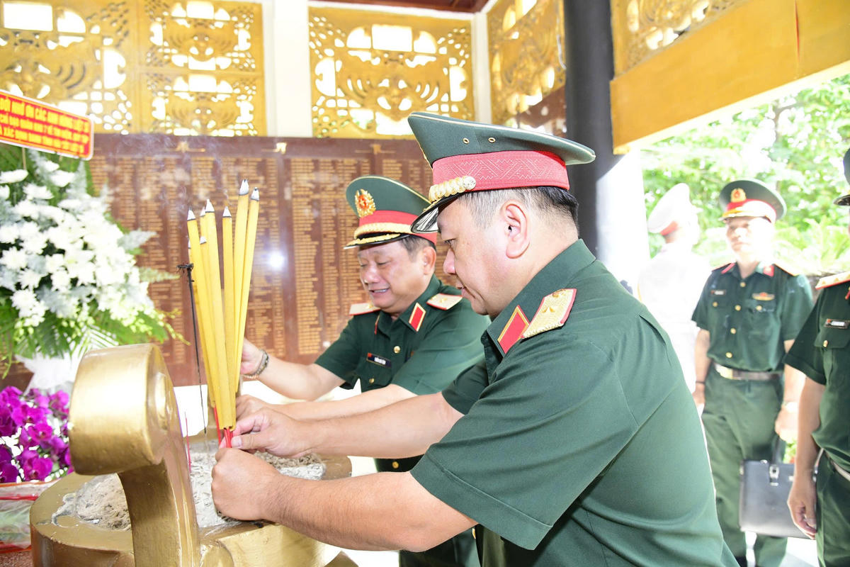 Thượng tướng Lê Quang Minh kiểm tra quy tập hài cốt liệt sĩ tại công viên Lê Thị Riêng