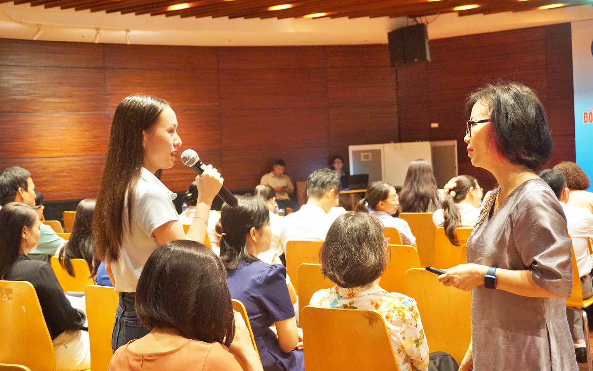 Hội nghị đã có sự tương tác, trao đổi giữa các học viên cùng các chuyên gia về những chuyên đề được bàn tới. Ảnh: Minh Huệ.