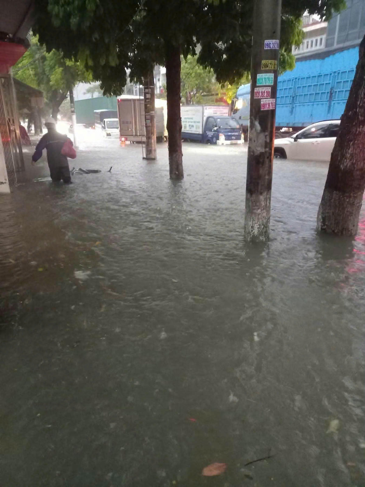 Mưa lụt khiến việc di chuyển, đi lại của người dân gặp nhiều khó khăn. Ảnh: PT. 