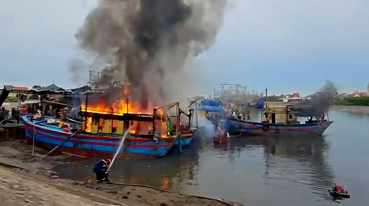 Vụ cháy tàu sáng ngày 30/6 đã khiến 3 tàu cá bị thiệt hại hơn 5 tỷ đồng. 