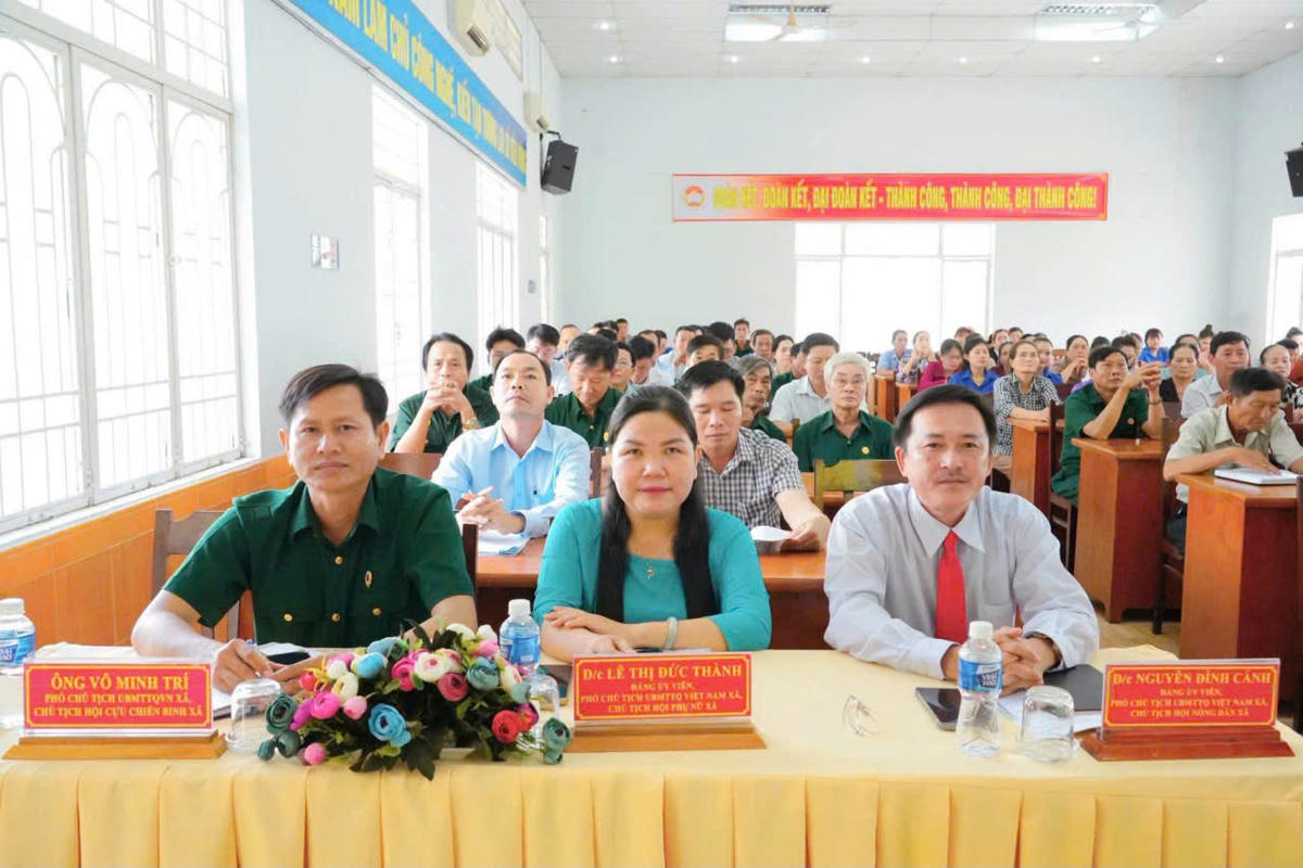 Các lãnh đạo tham dự hội nghị.