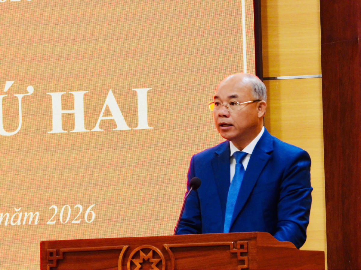Ông Trương Công Thái, Phó Chủ tịch UBND tỉnh trình bày Báo cáo tóm tắt thuyết trình đối với các Tờ trình và hồ sơ dự thảo Nghị quyết trình tại kỳ họp. Ảnh: Thanh Nga.