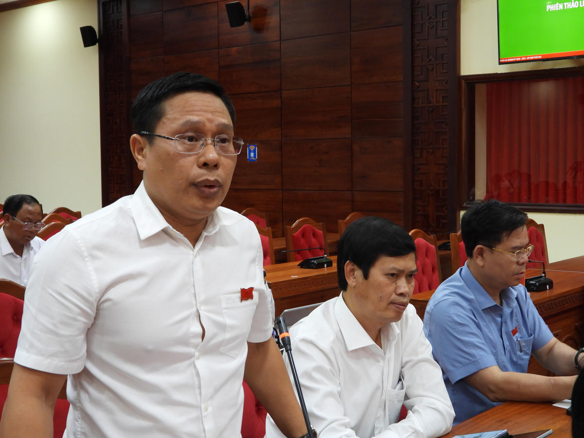 Đại biểu Vũ Hồng Nhật, Bí thư Đảng ủy, Chủ tịch HĐND xã Quảng Phú phát biểu. Ảnh: Thanh Nga.