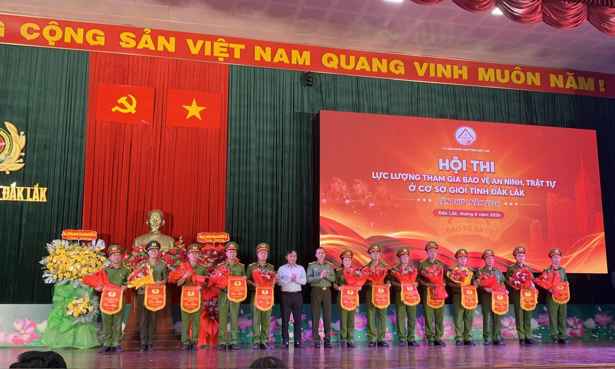 14 đội thi nhận hoa, cờ lưu niệm của Ban Chỉ đạo, Ban Tổ chức Hội thi. Ảnh: TN.