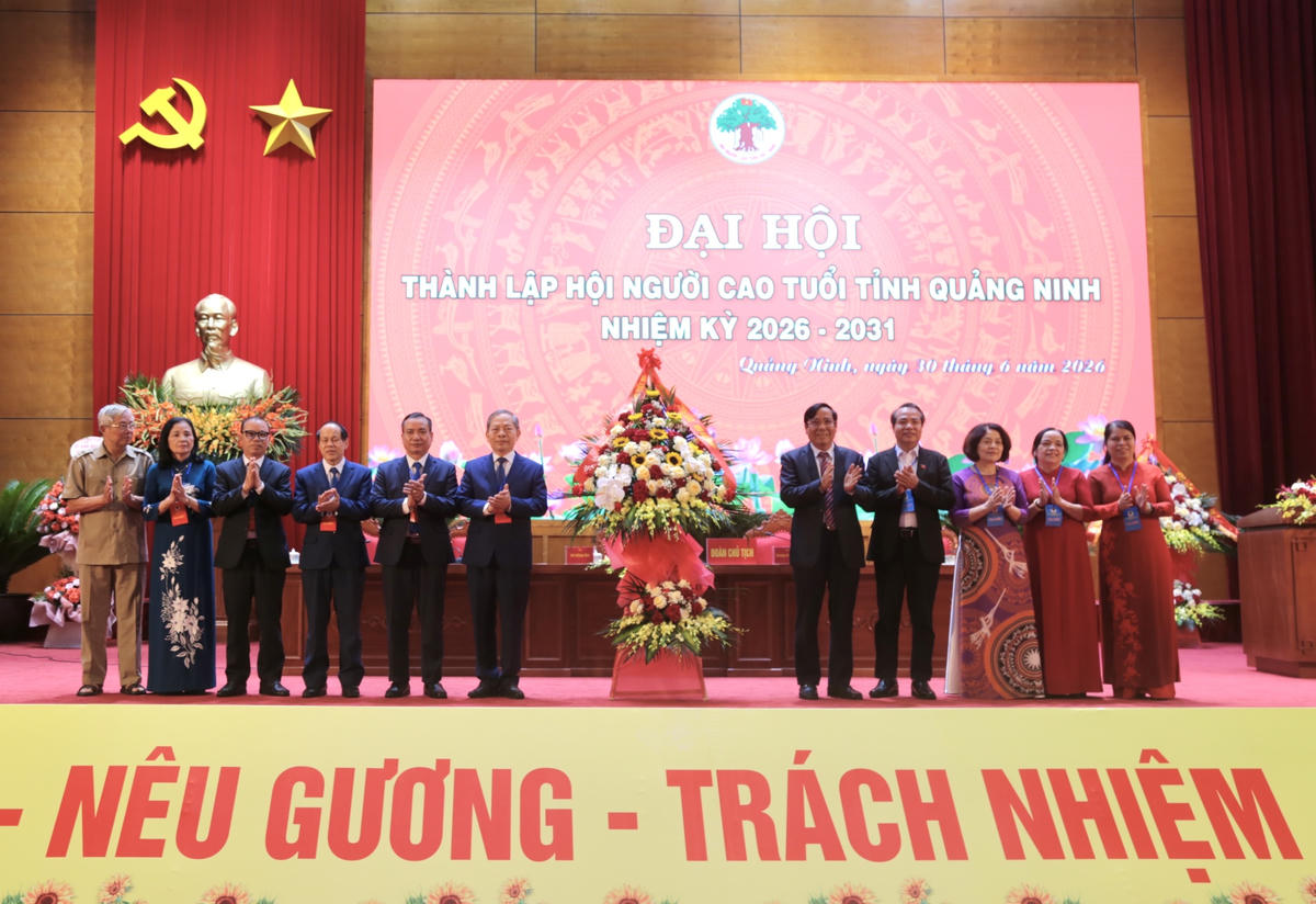 Chủ tịch Trung ương Hội Người cao tuổi Việt Nam Nguyễn Thanh Bình tặng hoa chúc mừng Đại hội.