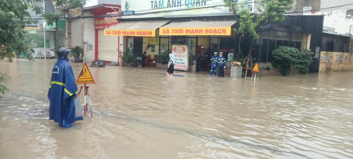Khu vực đường Trung Lực ngập sâu trong nước. Ảnh: MQ. 