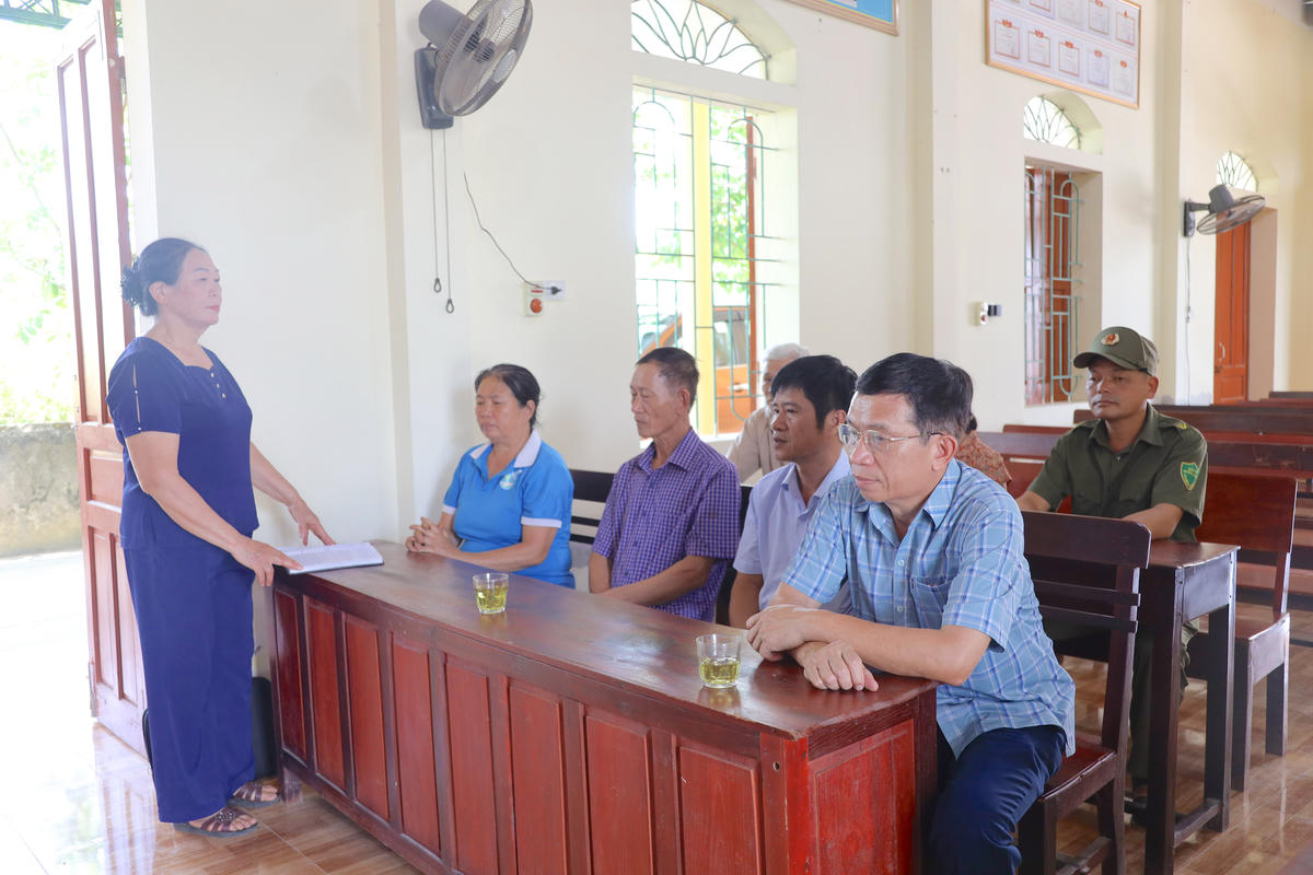 Bà Nguyễn Thị Thanh – Trưởng ban Công tác Mặt trận, Tổ trưởng tổ hoà giải thôn 1A, xã Đại Đồng (Nghệ An) cùng các thành viên đang xây dựng phương án hòa giải đơn thư của một công dân trên địa bàn.