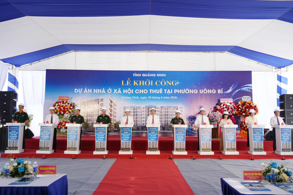 Các đại biểu bấm nút khởi công dự án.
