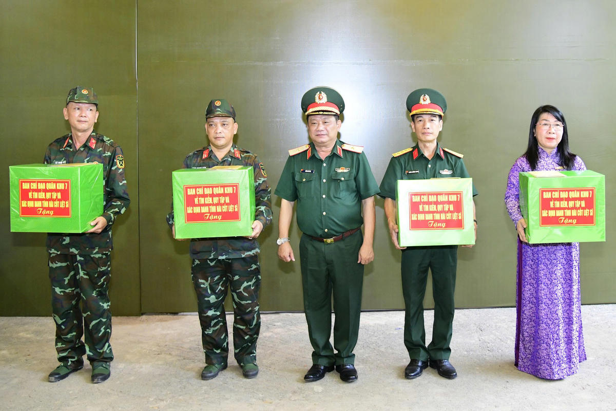 Thượng tướng Lê Quang Minh kiểm tra quy tập hài cốt liệt sĩ tại công viên Lê Thị Riêng