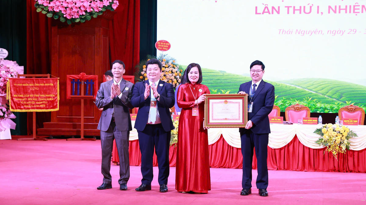 Phó Bí thư Tỉnh uỷ, Chủ tịch UBMTTQ Việt Nam tỉnh Thái Nguyên Đinh Quang Tuyên được thừa ủy quyền tặng Bằng khen của Thủ tướng Chính phủ cho Hội Chữ thập đỏ tỉnh Thái Nguyên.