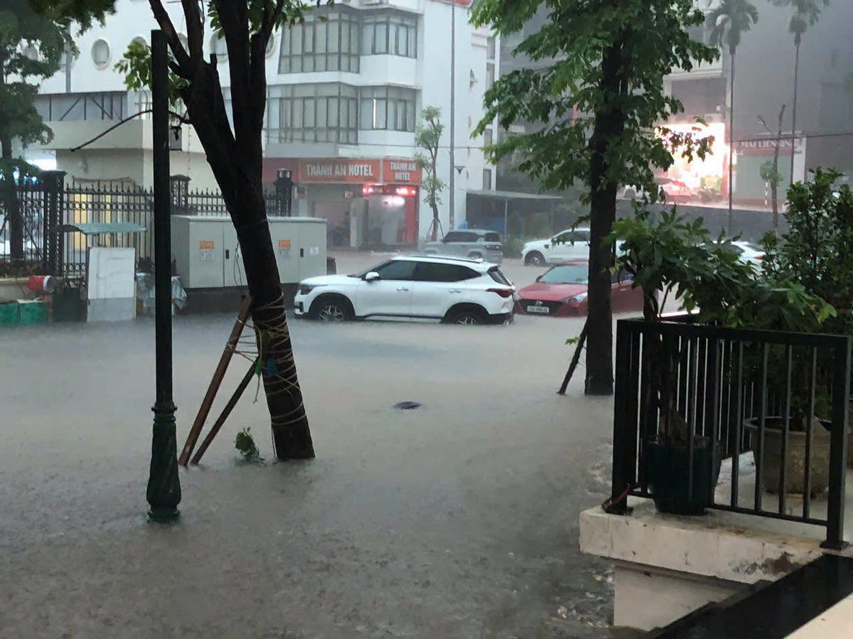 Khu vực đường 25/4 thuộc phường Hồng Gai ngập nước khiến phương tiện giao thông di chuyển khó khăn.