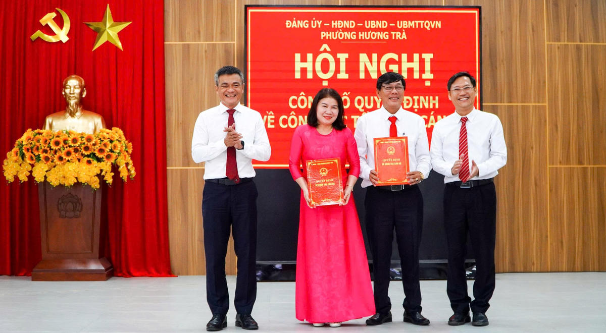Lãnh đạo phường Hương Trà trao quyết định thành lập Trạm Y tế phường. Ảnh: CĐ.