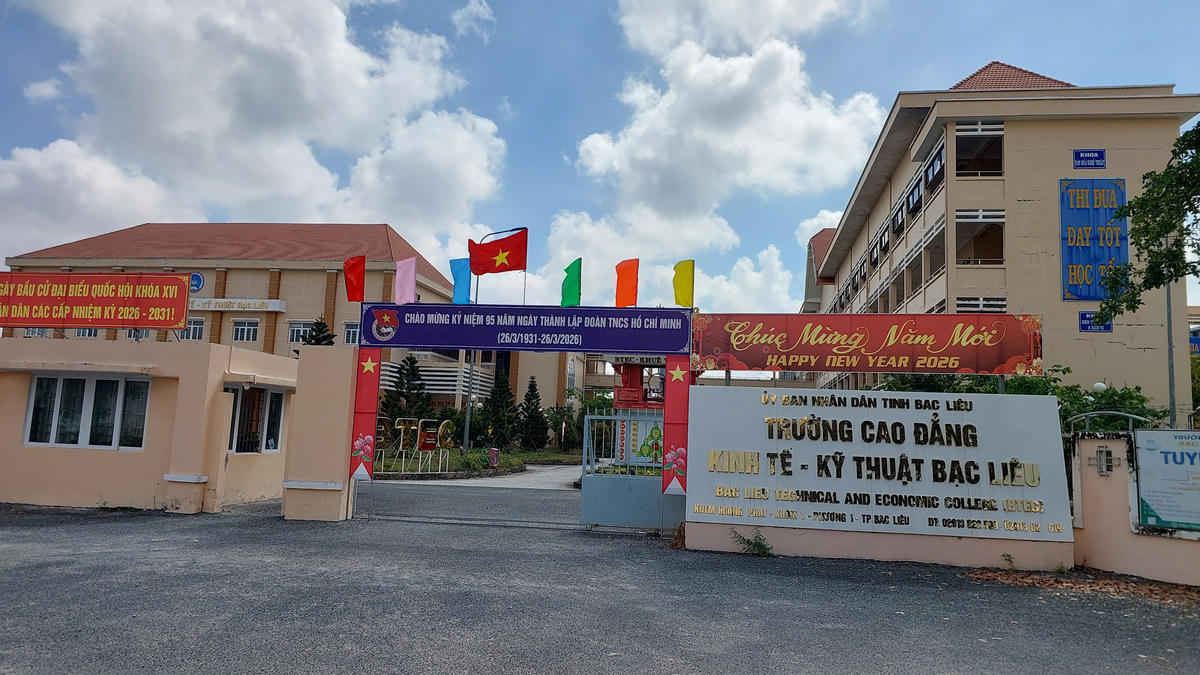 Trường cao đẳng Kinh tế - Kỹ thuật Bạc Liêu cùng với trường cao đẳng Nghề&nbsp;Bạc Liêu và trường cao đẳng Cộng đồng Cà Mau được sáp nhập nguyên trạng vào trường cao đẳng Nghề Việt Nam - Hàn Quốc Cà Mau. Sau khi hợp nhất, đơn vị được đổi tên thành trường cao đẳng Cà Mau. Ảnh: Nguyên Du