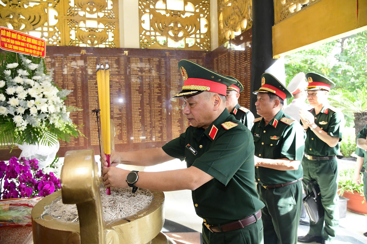 Thượng tướng Lê Quang Minh kiểm tra quy tập hài cốt liệt sĩ tại công viên Lê Thị Riêng