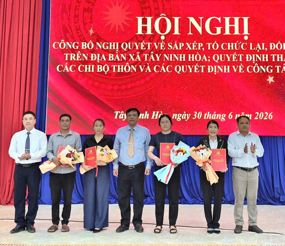Lãnh đạo xã Tây Ninh Hòa, trao quyết định thành lập các chi bộ mới.