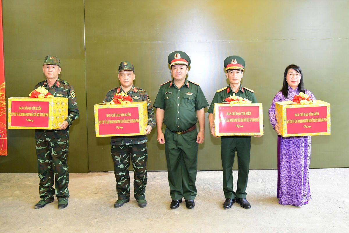 Thượng tướng Lê Quang Minh kiểm tra quy tập hài cốt liệt sĩ tại công viên Lê Thị Riêng