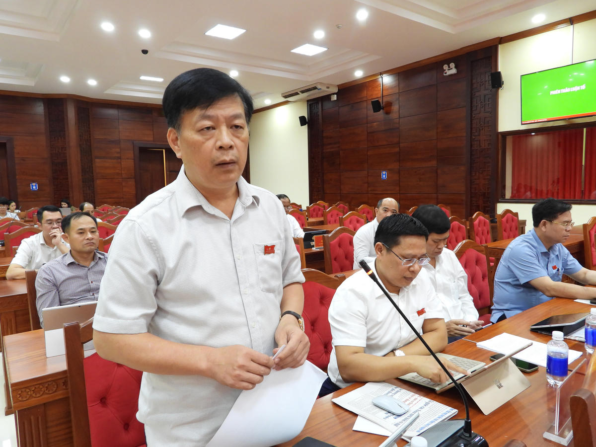 Đại biểu Trần Quang Trung, Bí thư Đảng ủy, Chủ tịch HĐND xã Ea Kar phát biểu. Ảnh: Thanh Nga.