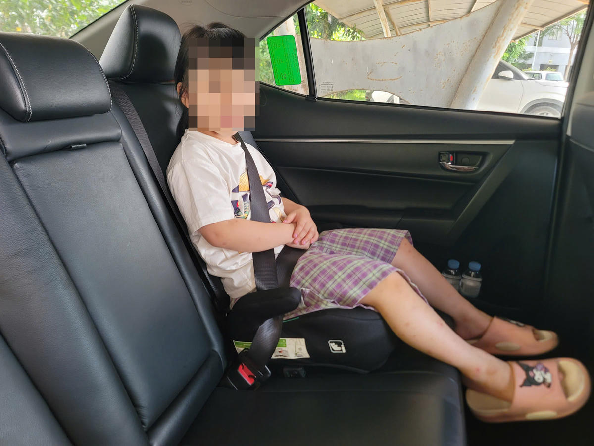 Người điều khiển ô tô chở trẻ em dưới 10 tuổi và cao dưới 1,35 m phải sử dụng ghế an toàn phù hợp theo quy định.