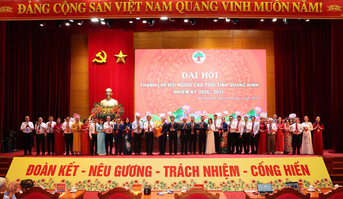 Chủ tịch Trung ương Hội Người cao tuổi Việt Nam Nguyễn Thanh Bình và Phó Bí thư Tỉnh ủy, Chủ tịch Ủy ban MTTQ Việt Nam tỉnh Quảng Ninh Vũ Quyết Tiến tặng hoa chúc mừng Ban Chấp hành Hội Người cao tuổi tỉnh Quảng Ninh, nhiệm kỳ 2026 - 2031.