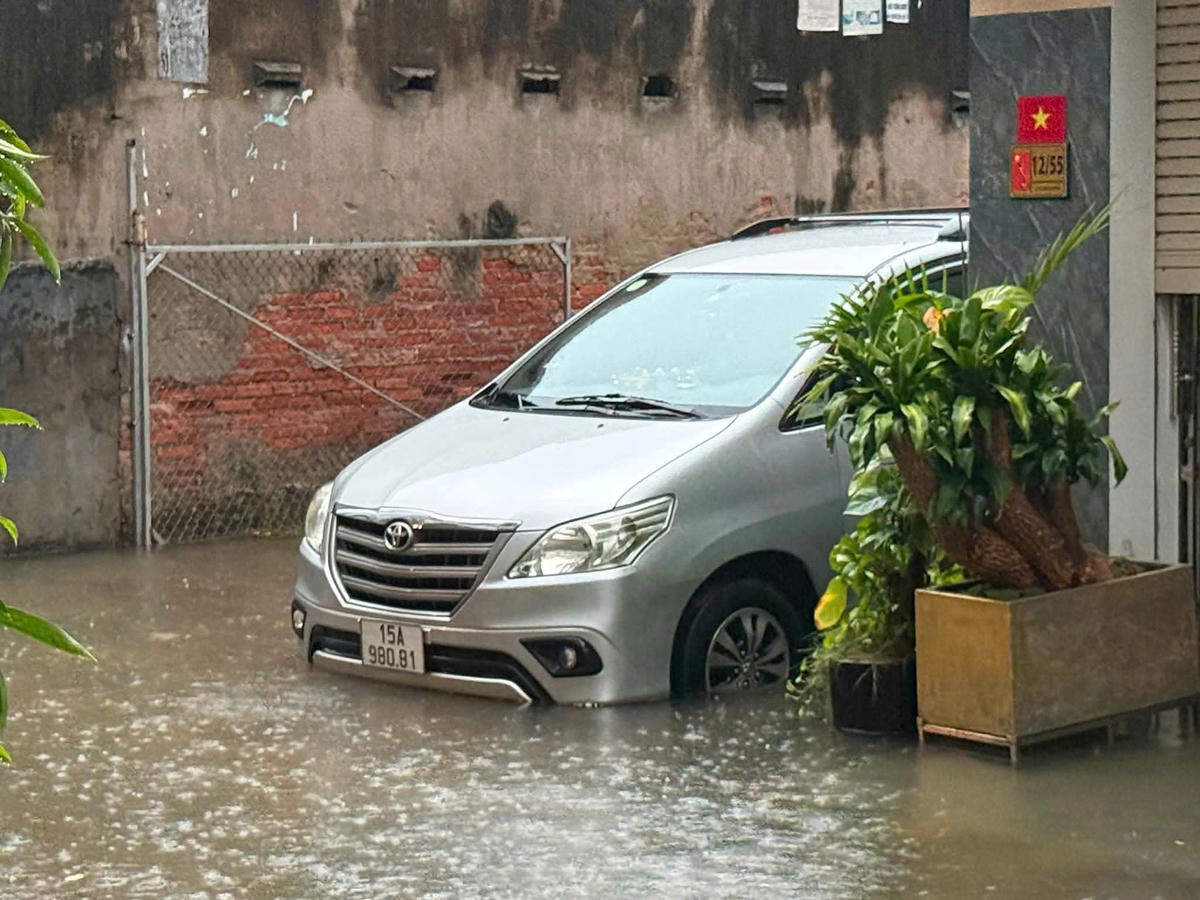 Xe ô tô ngập gần nửa bánh xe tại khu vực Quán Nam, phường Lê Chân. Ảnh: VC. 