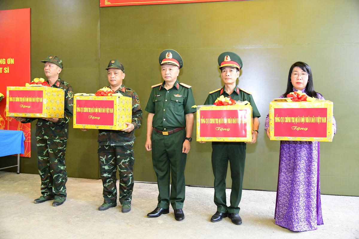 Thượng tướng Lê Quang Minh kiểm tra quy tập hài cốt liệt sĩ tại công viên Lê Thị Riêng
