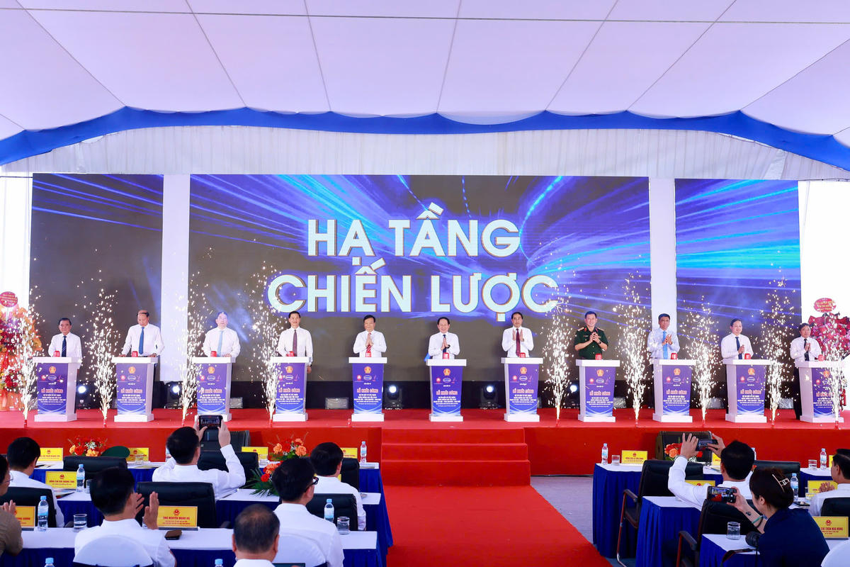 Nhấn nút khởi công dự án. Ảnh: TNGOP.