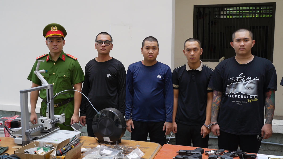 TP Hồ Chí Minh: Khởi tố 30 bị can trong đường dây mua bán, tàng trữ vũ khí quân dụng trái phép