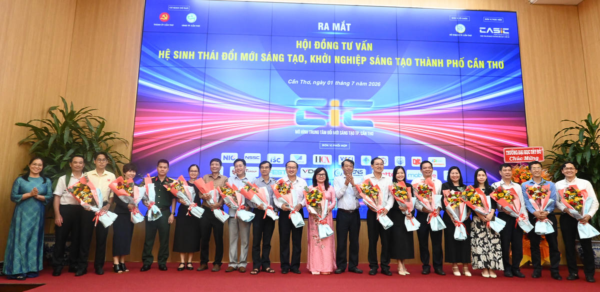 Phó Chủ tịch UBND TP Cần Thơ Nguyễn Văn Khởi tặng hoa chúc mừng các thành viên Hội đồng tư vấn hệ sinh thái đổi mới sáng tạo, khởi nghiệp sáng tạo TP Cần Thơ. Ảnh Hồng Thắm