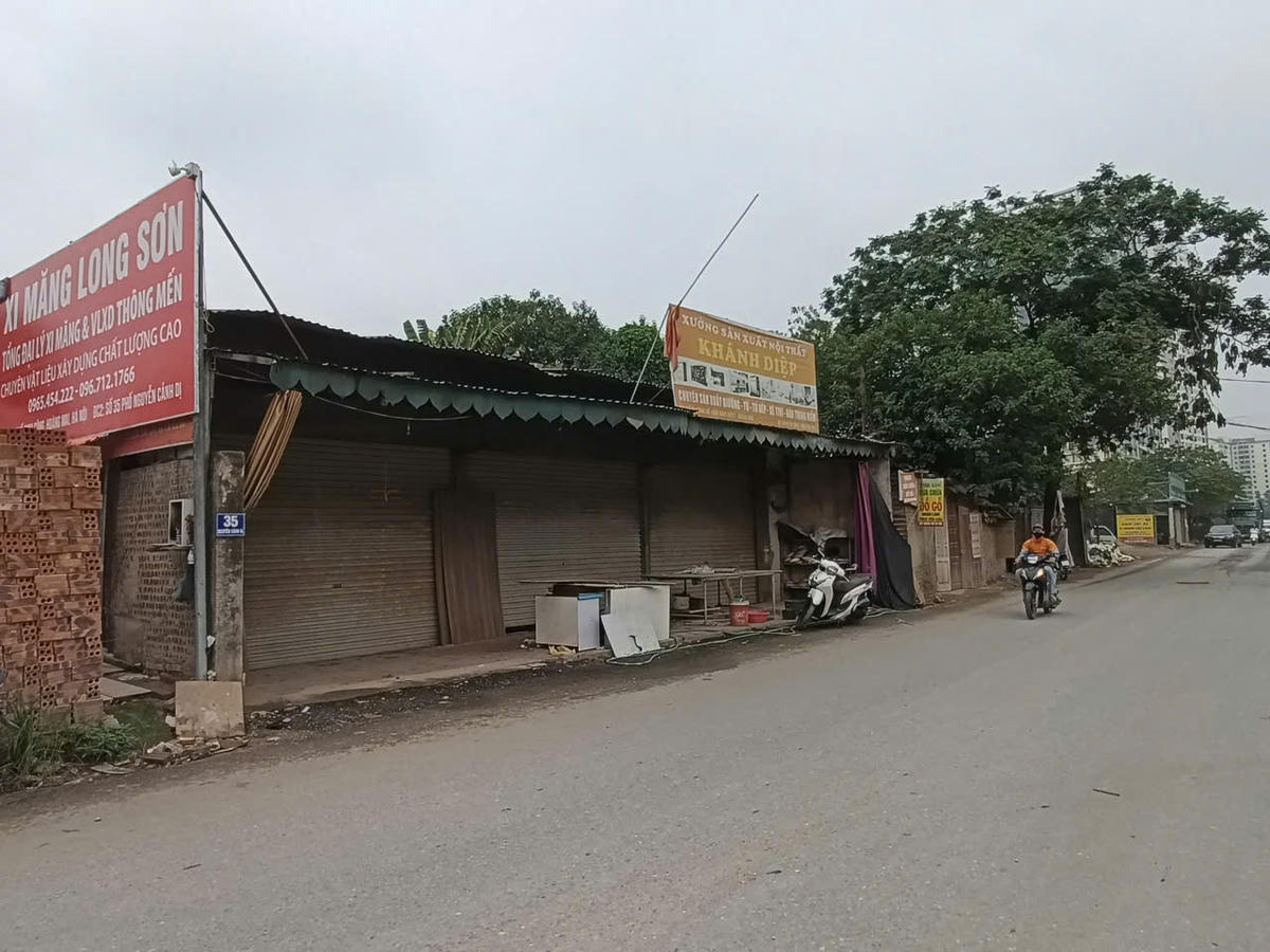 Hàng loạt nhà tạm vẫn còn tồn tại ngay sát mặt đường chưa được giải toả. Ảnh: T.Chí