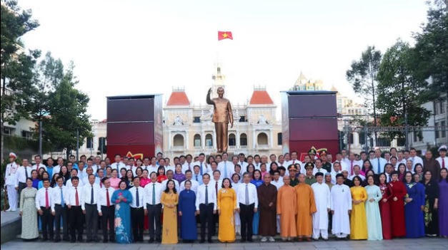 Bí thư Thành ủy TPHCM Trần Lưu Quang cùng Đoàn đại biểu chụp ảnh lưu niệm bên tượng đài Chủ tịch Hồ Chí Minh tại phố đi bộ Nguyễn Huệ, phường Sài Gòn. 	Ảnh: TTXVN