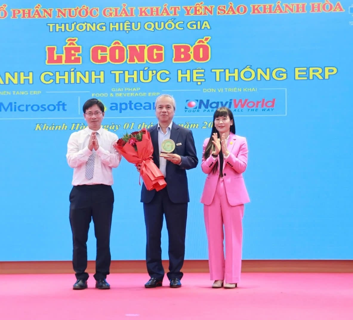 Tặng hoa cho đơn vị thực hiện dự án.