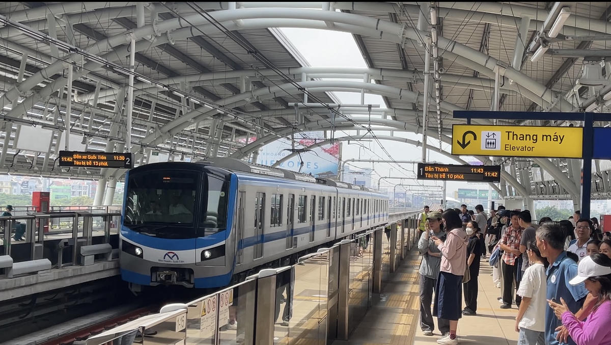 Hành khách sẽ được sử dụng miễn phí tuyến metro số 1 trong ngày mai 2/7. Ảnh: Đ.Xá.