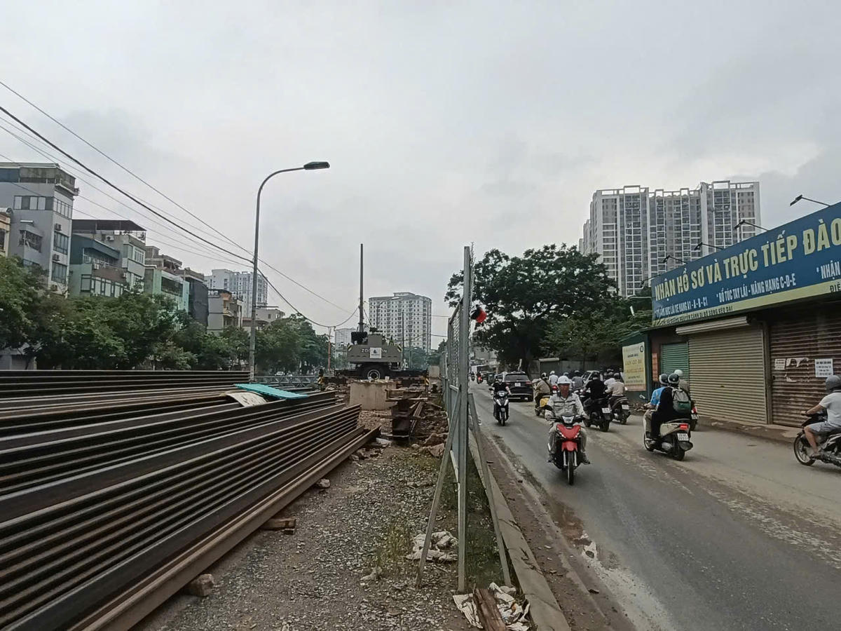 Đường Nguyễn Cảnh Dị kéo dài được rào tôn chắn đường. Ảnh: T.Chí.