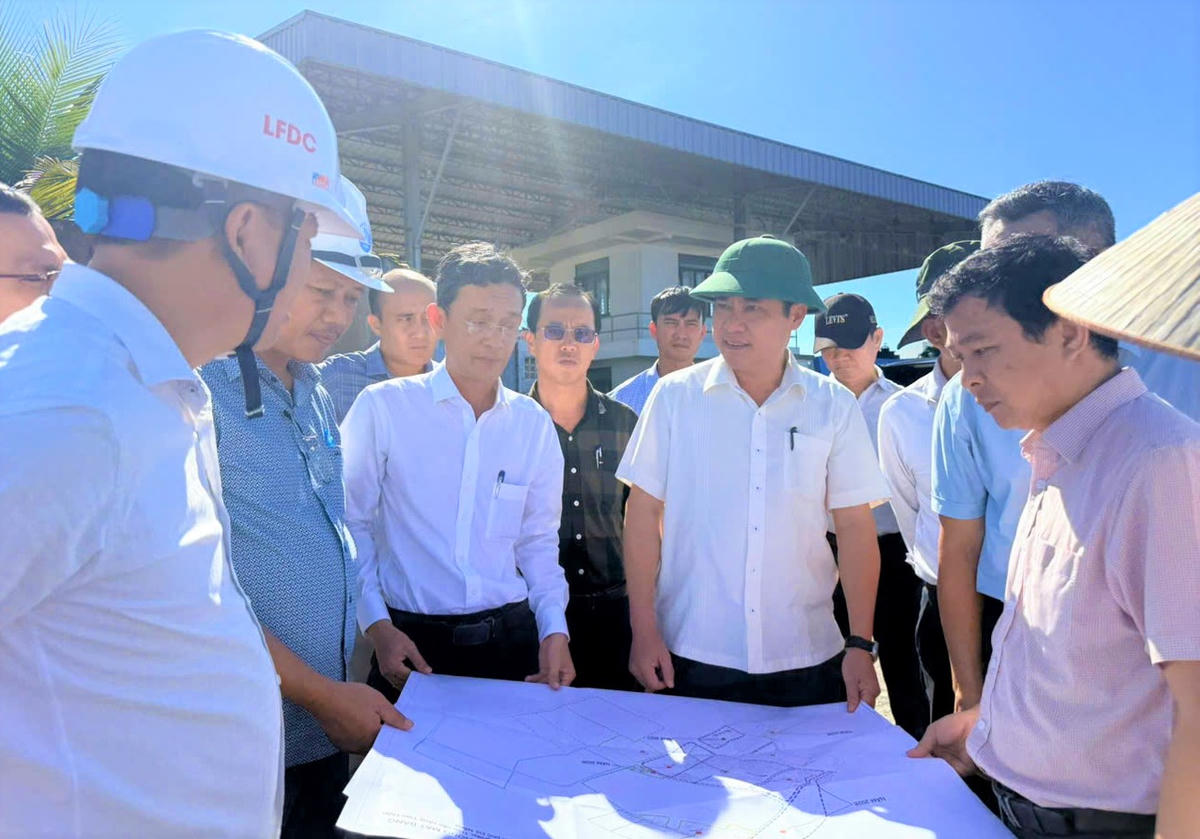 Phó Chủ tịch UBND TP Đà Nẵng Phan Thái Bình kiểm tra Dự án Khu công nghiệp, hậu cần cảng Tam Hiệp. Ảnh: CĐ.