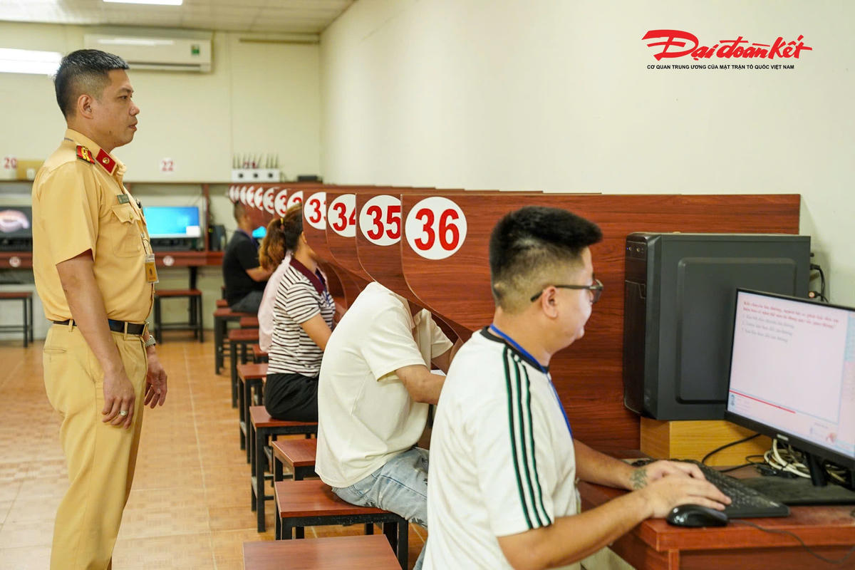 Từ ngày 1/7, tại các trung tâm sát hạch lái xe phục vụ học viên trên địa bàn Hà Nội, bài thi mô phỏng các tình huống giao thông trên máy tính chính thức được bãi bỏ theo quy định mới. Thay đổi này giúp quy trình sát hạch tinh gọn hơn, tạo điều kiện để học viên tập trung vào việc kiểm tra kiến thức và kỹ năng điều khiển phương tiện trong thực tế.