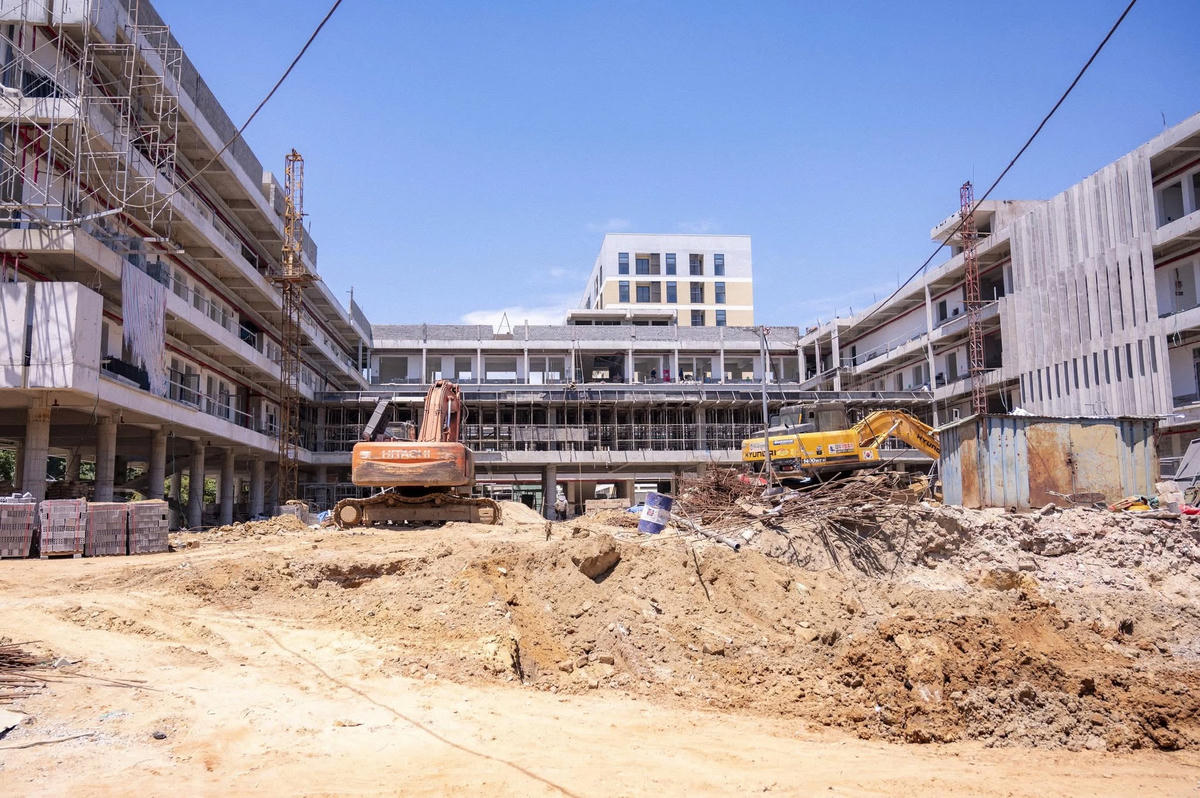 Công trình Trường Tiểu học và THCS Hòa Cường chạy đua tiến độ để bàn giao vào 15/8, đưa vào sử dụng năm học 2026 - 2027. Ảnh: Ngọc Nhã.