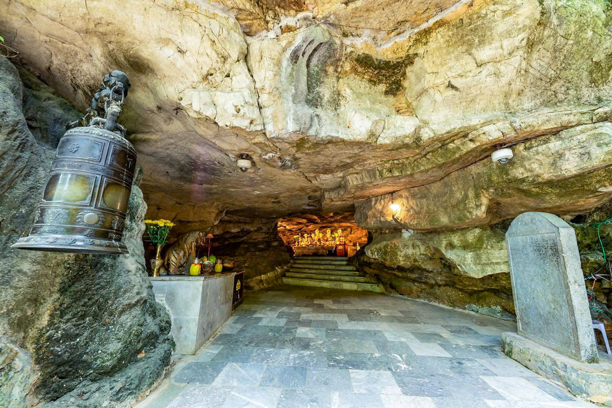 Nằm sâu trong hang Tối trên núi Đính, ao Tiên chỉ rộng vài mét vuông, nhưng nguồn nước luôn trong xanh, mát lạnh. Ảnh: Đình Minh