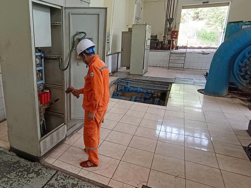 Nhân viên vận hành kiểm tra thiết bị tại nhà máy thủy điện trước và trong thời gian cao điểm nắng nóng, bảo đảm các tổ máy luôn sẵn sàng phát điện.