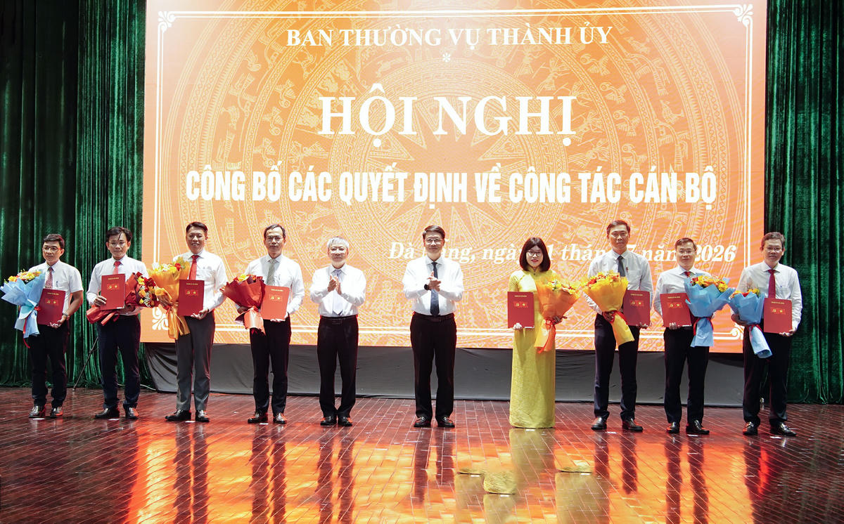 Phó Bí thư Thành ủy, Chủ tịch HĐND thành phố Nguyễn Đức Dũng và Phó Bí thư Thành ủy Ngô Xuân Thắng trao các quyết định và tặng hoa chúc mừng. Ảnh: Mai Quang.