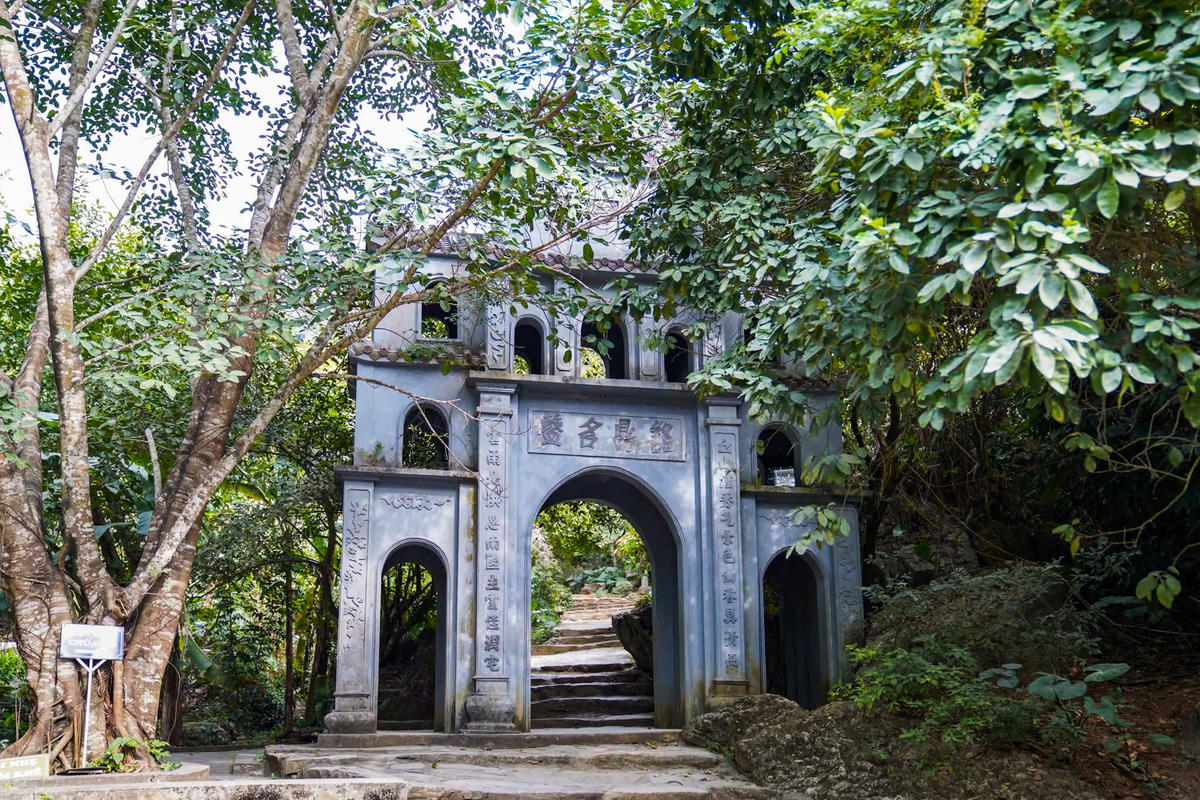 Nằm giữa quần thể chùa Bái Đính cổ, ao Tiên và giếng Ngọc là 2 địa điểm gắn với nhiều huyền tích, thu hút đông đảo du khách tham quan mỗi khi về với vùng đất cố đô Ninh Bình. Ảnh: Đình Minh