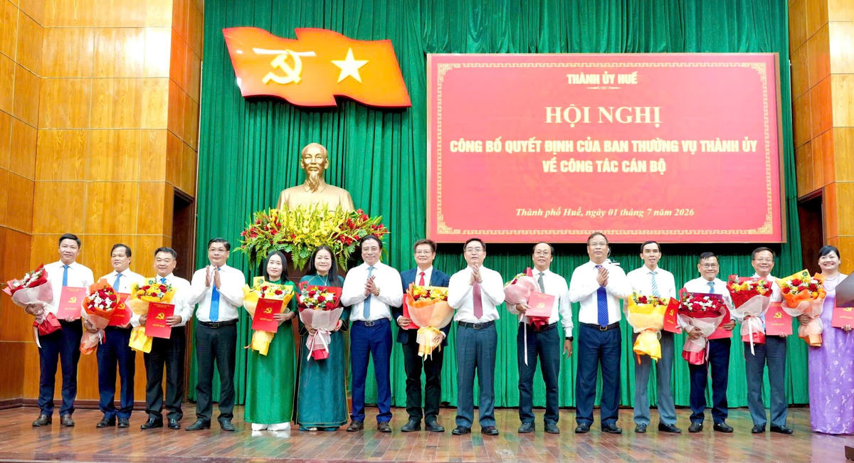 Lãnh đạo thành phố Huế tặng hoa chúc mừng các cán bộ được bổ nhiệm. Ảnh: N.M.