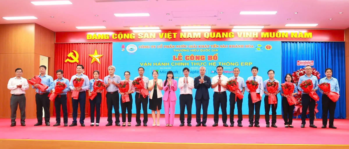 Tặng hoa cho Ban điều hành Hệ thống ERP.