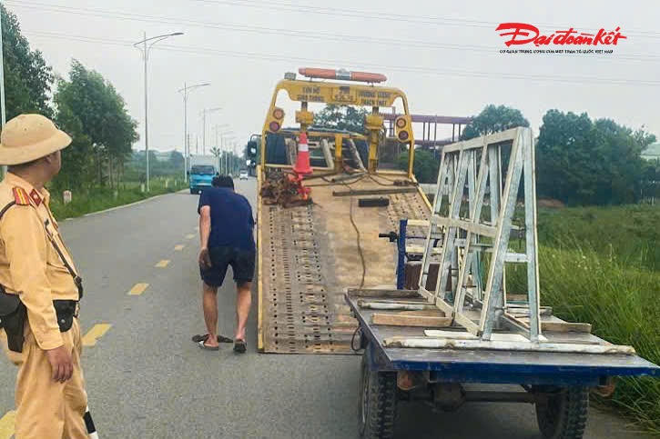 Đội CSGT đường bộ số 11 xử lý xe ba bánh tự chế ngày 1/7.