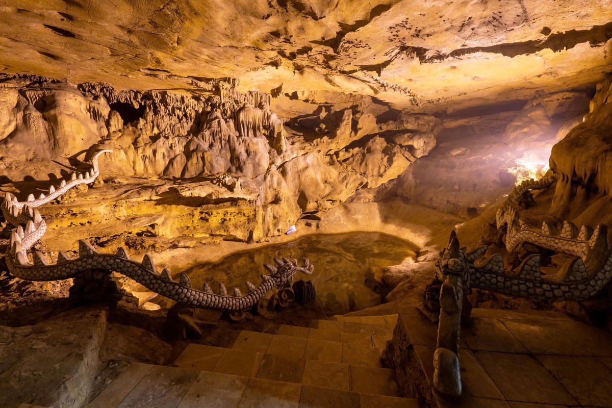 Giữa không gian tĩnh lặng của hang động, có một vũng nước nhỏ rộng vài mét vuông, nguồn nước trong xanh, mát lạnh quanh năm. Người xưa gọi nơi đây là 'nhãn long ẩn sơn', nghĩa là 'mắt rồng ẩn trong núi'. Ảnh: Đình Minh