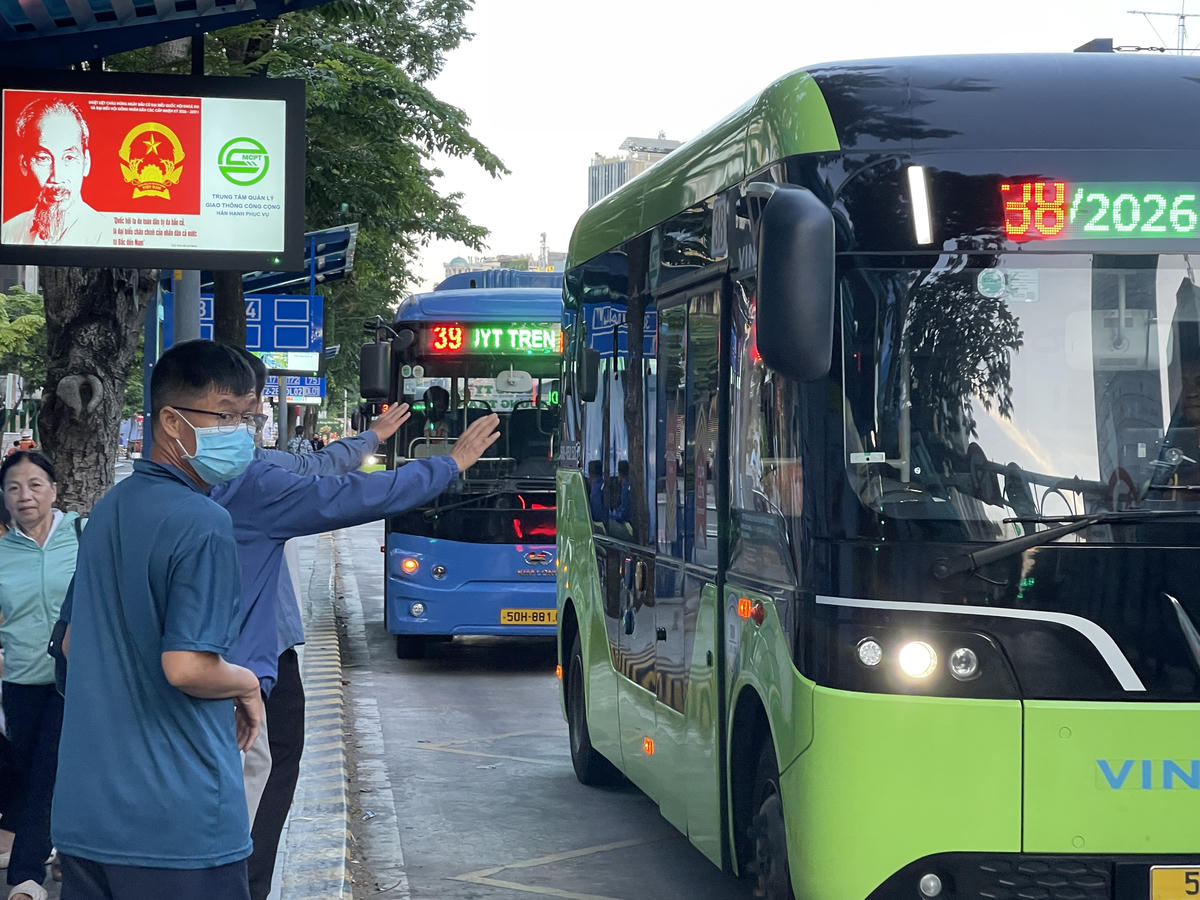 Hành khách sử dụng xe buýt ở TP Hồ Chí Minh liên tục tăng sau khi miễn phí giá vé. Ảnh: Đ.Xá.